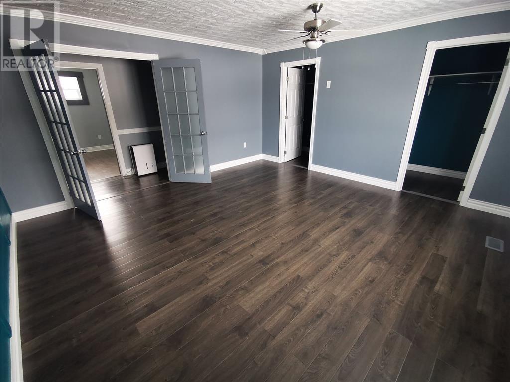 21 Village Cove Road E - 23