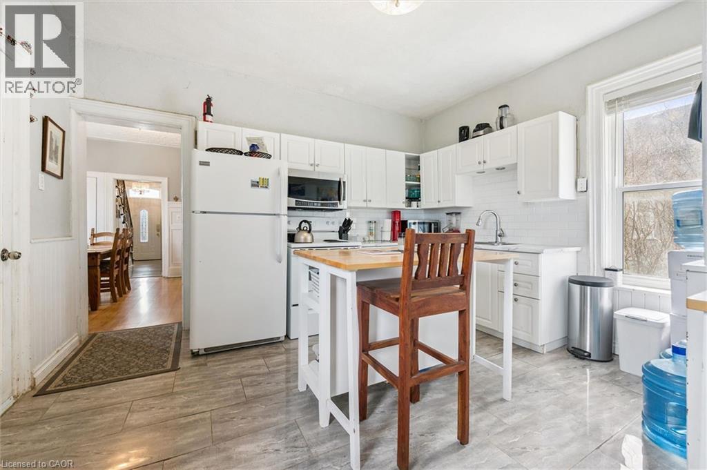 156 WELLINGTON Street N - 11