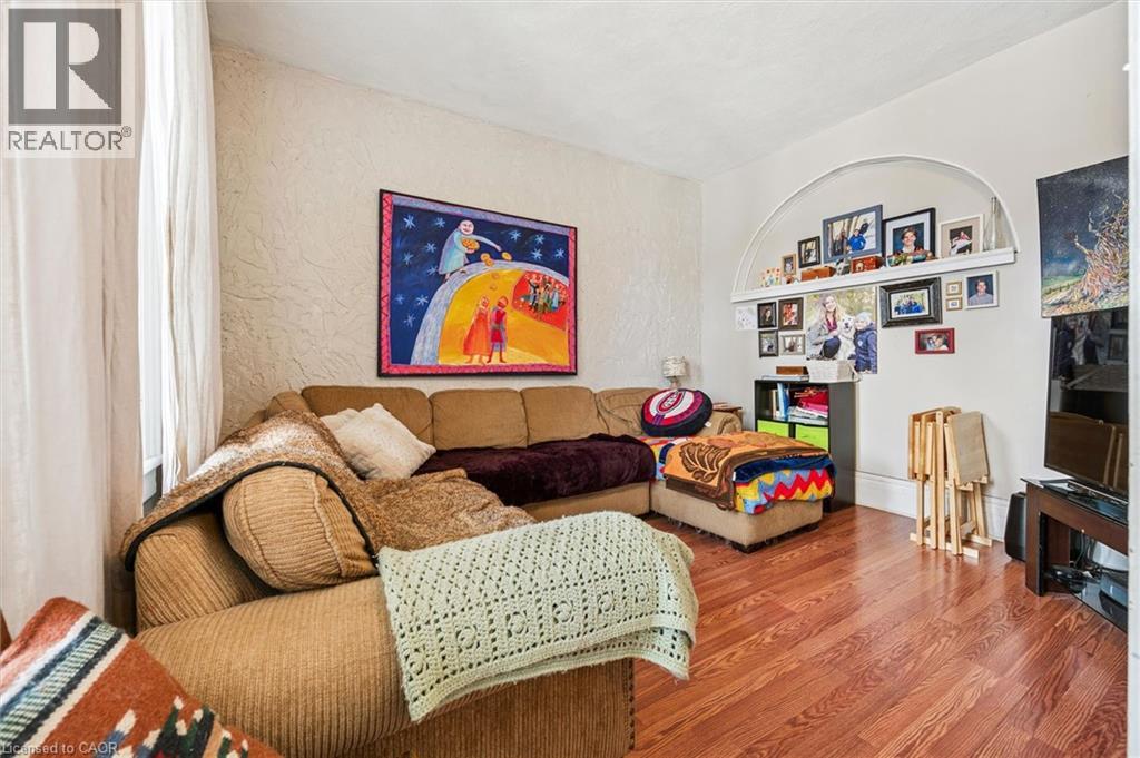 156 WELLINGTON Street N - 21