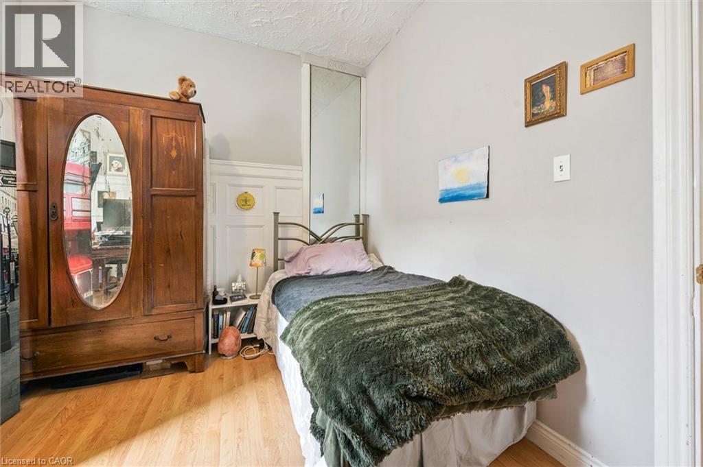 156 WELLINGTON Street N - 24