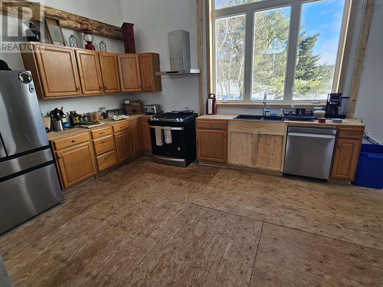 Property 21 of 44 of 10563 Hwy #2 Highway