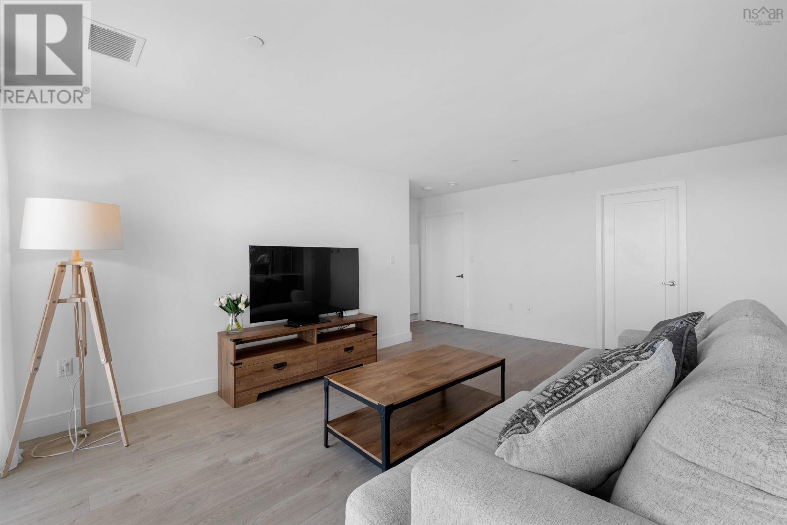 Property 22 of 37 of 406 72 Seapoint Road