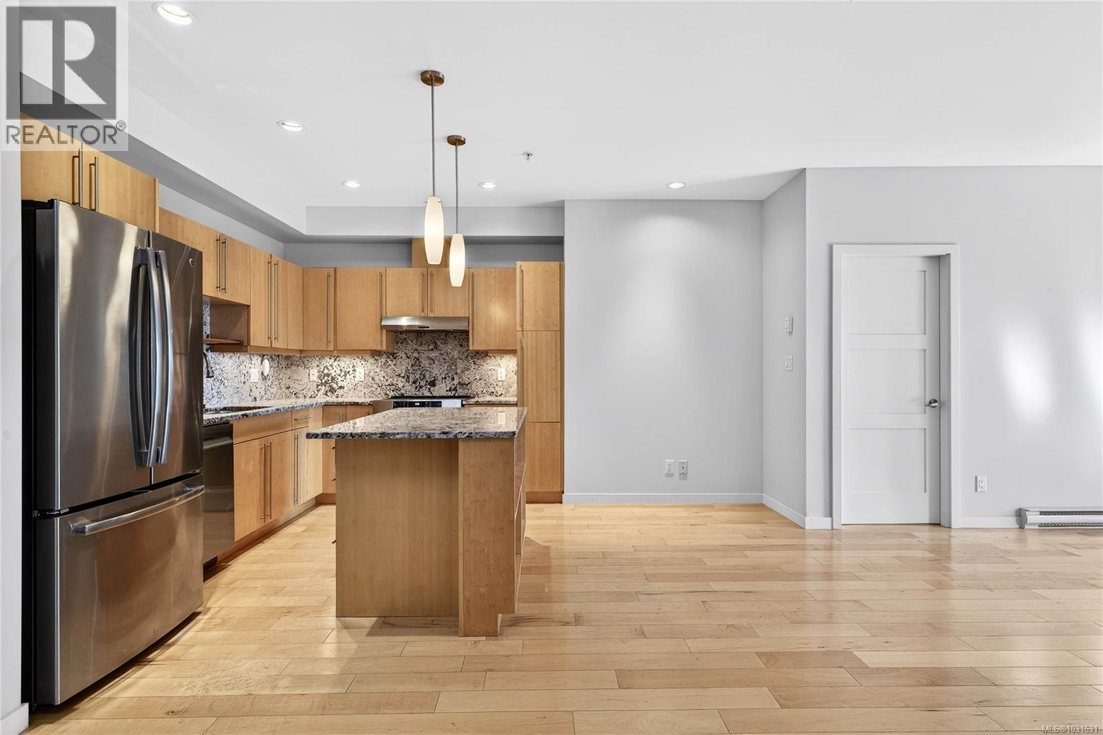 #202 6591 LINCROFT RD - 7