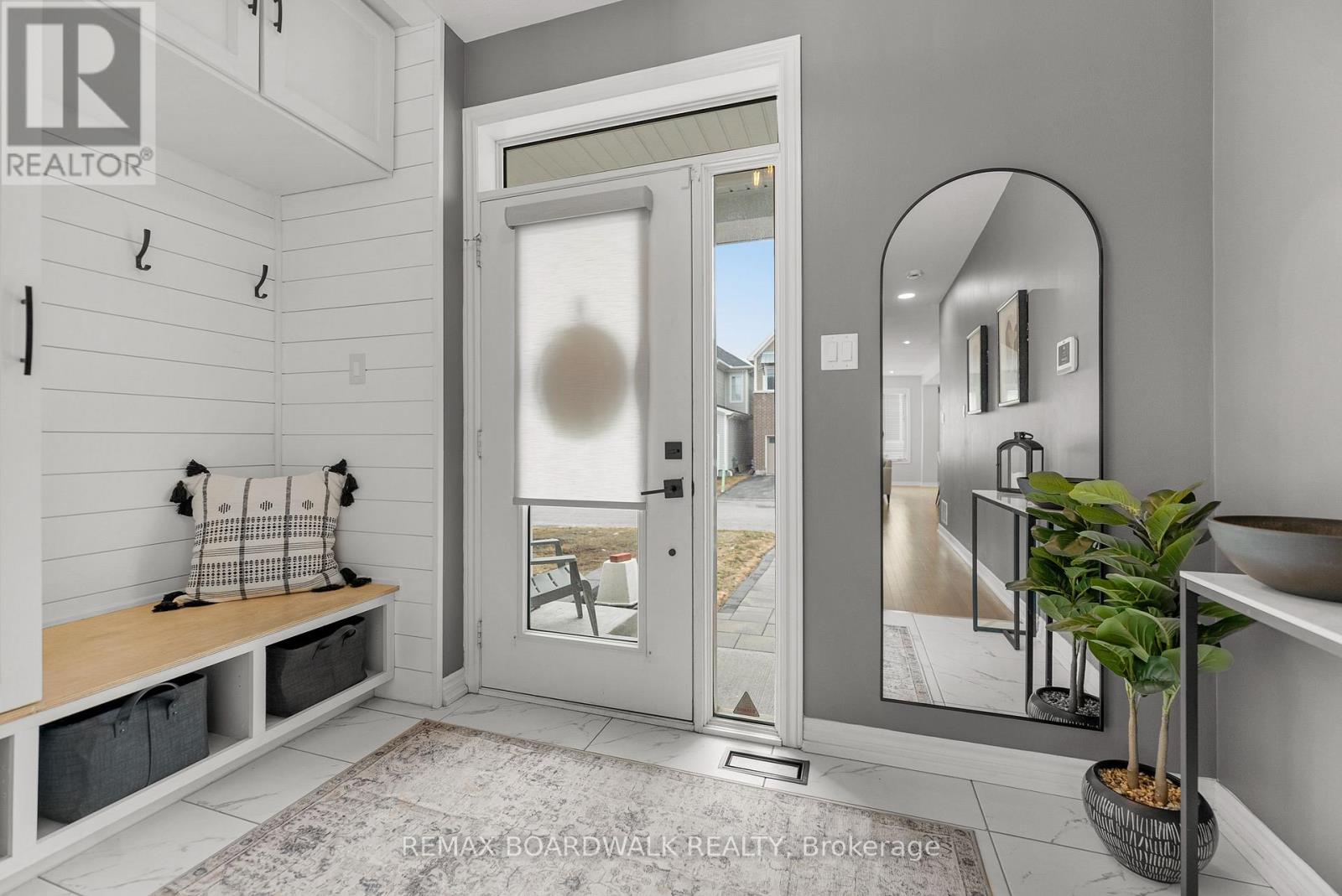 Large foyer w/bench, closet and hooks