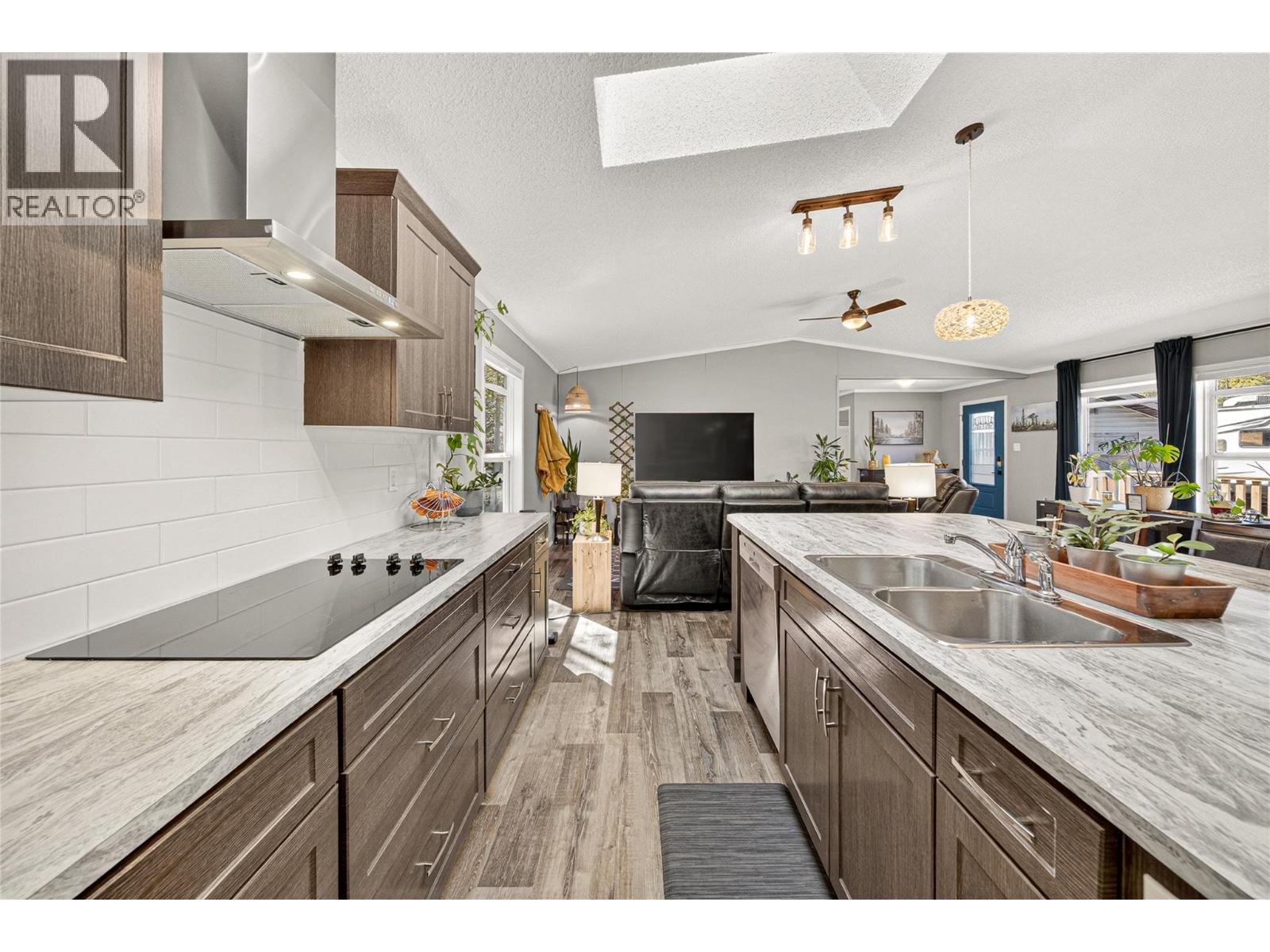 52 DARBY CRESCENT - 12