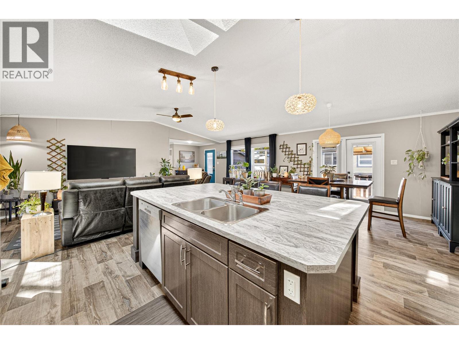 52 DARBY CRESCENT - 14