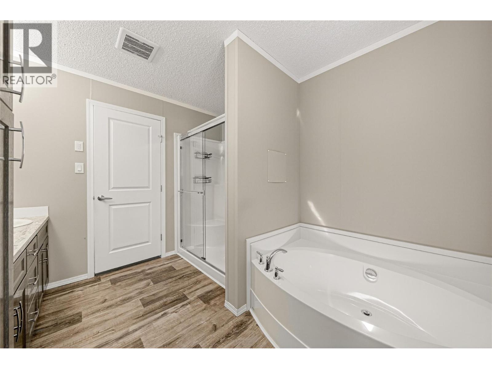 52 DARBY CRESCENT - 26