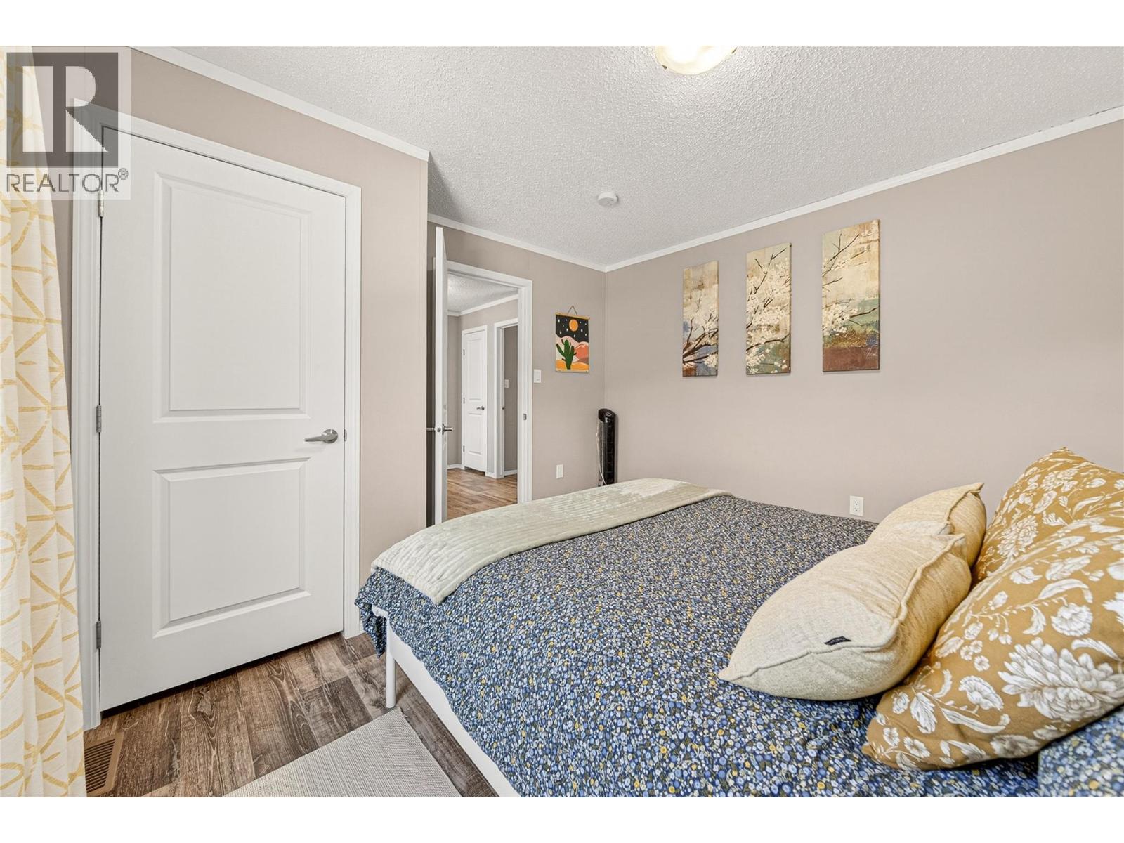 52 DARBY CRESCENT - 29