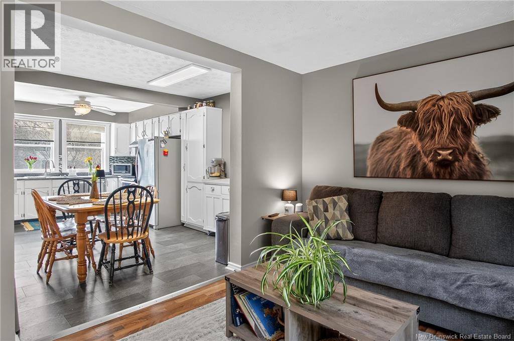 33 HILLSVIEW CRESCENT - 12