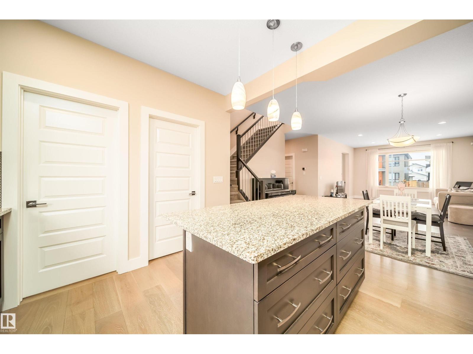 9527 75 AV NW - 32