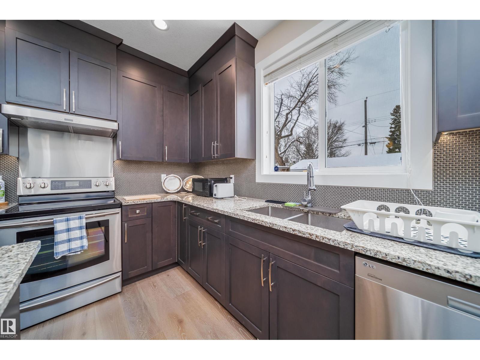 9527 75 AV NW - 30