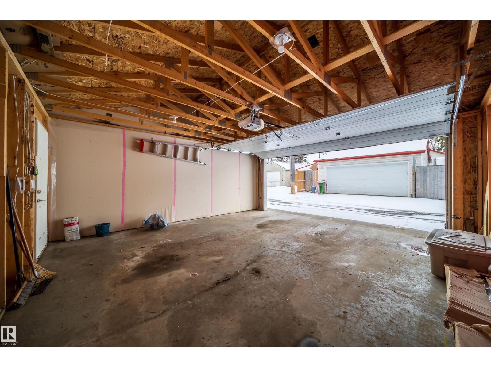 9527 75 AV NW - 21
