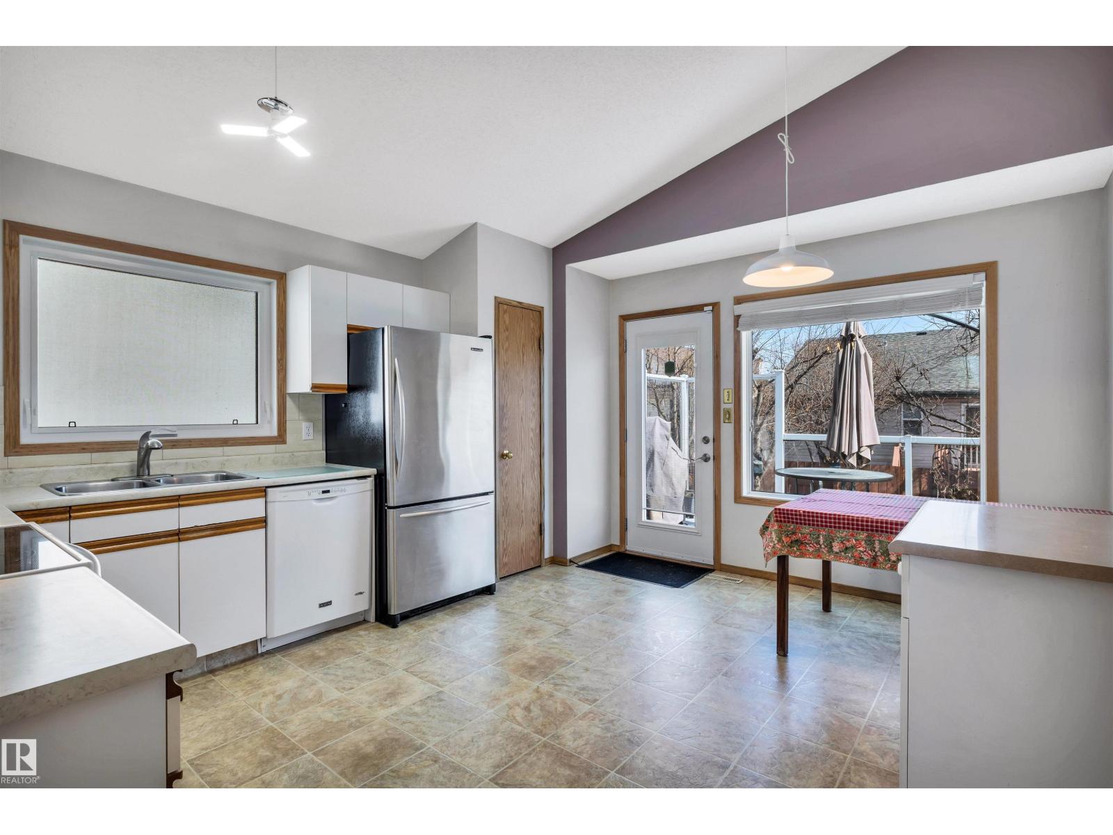 5 DONALD PL, St. Albert