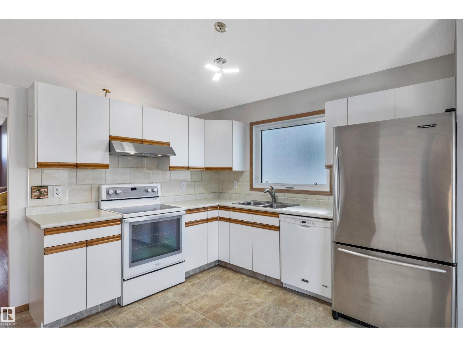 5 DONALD PL, St. Albert