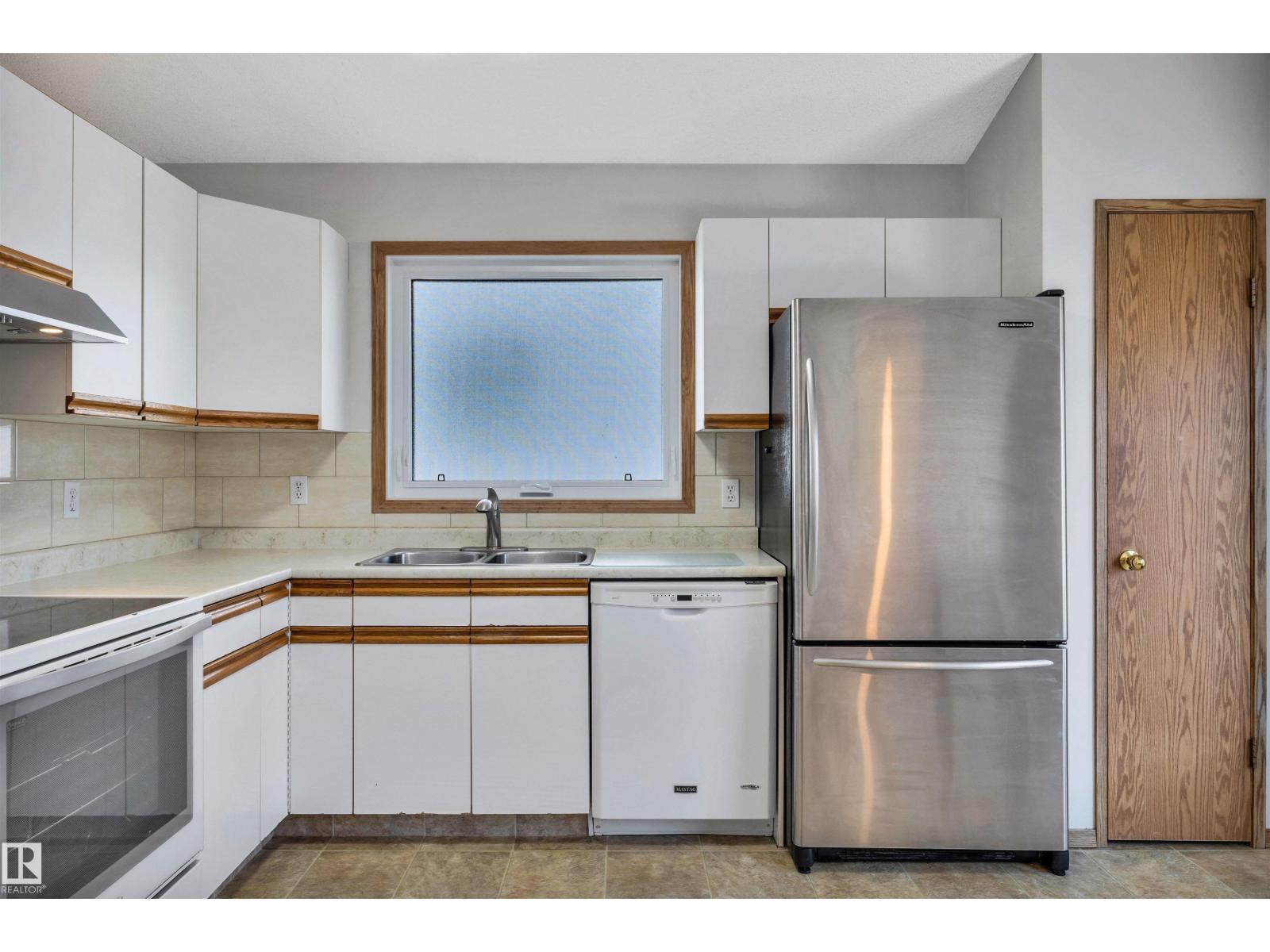 5 DONALD PL, St. Albert