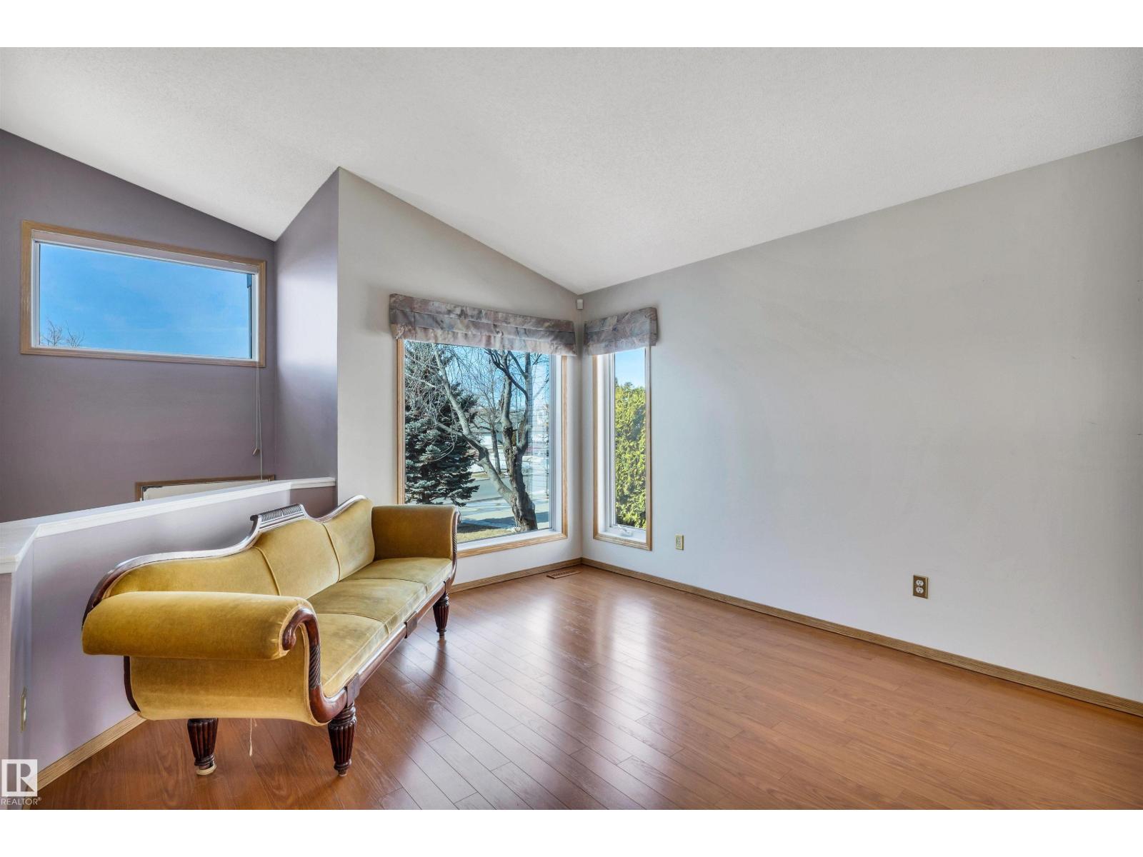 5 DONALD PL, St. Albert