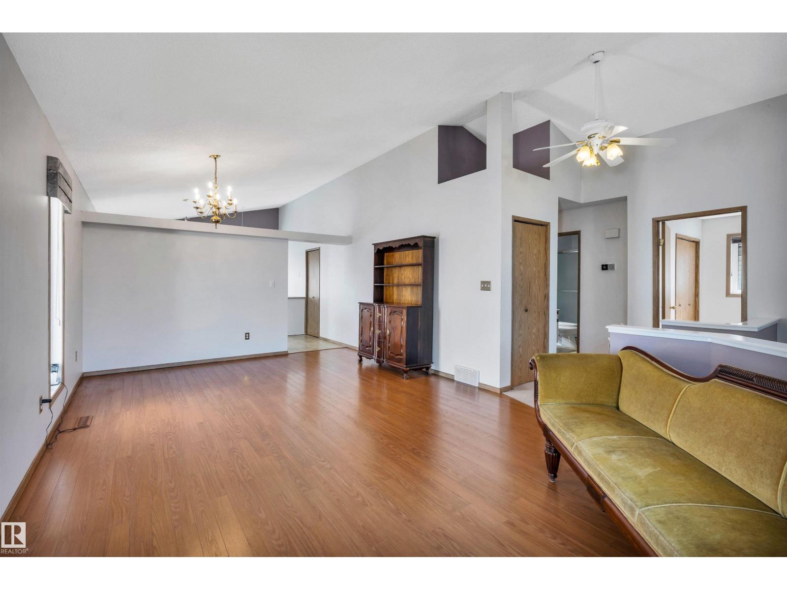 5 DONALD PL, St. Albert