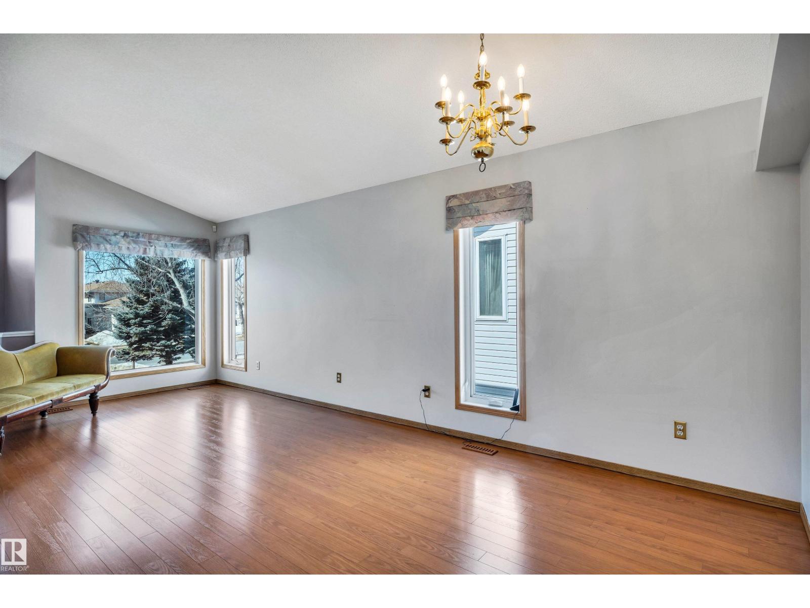 5 DONALD PL, St. Albert