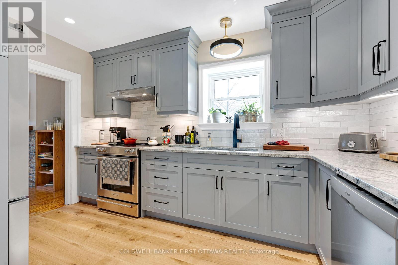 Custom Lyndhurst cabinetry & granite counters