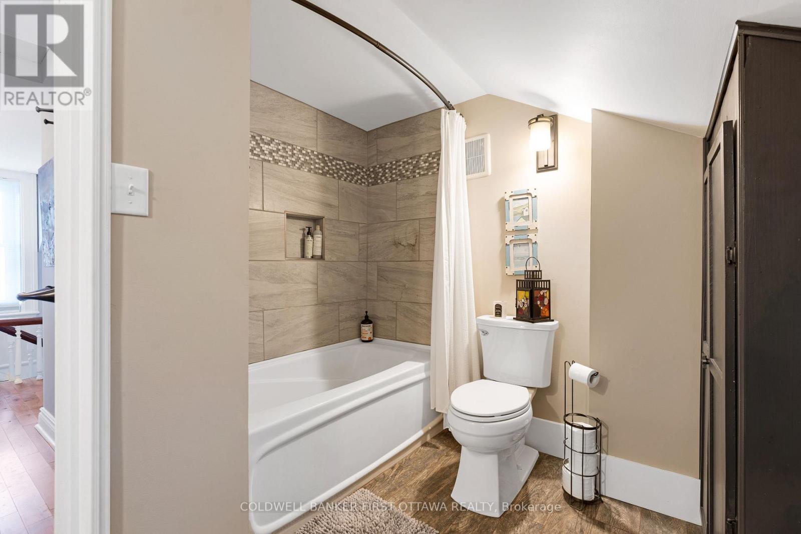 Ceramic plank floor in updated 4-pc bathroom