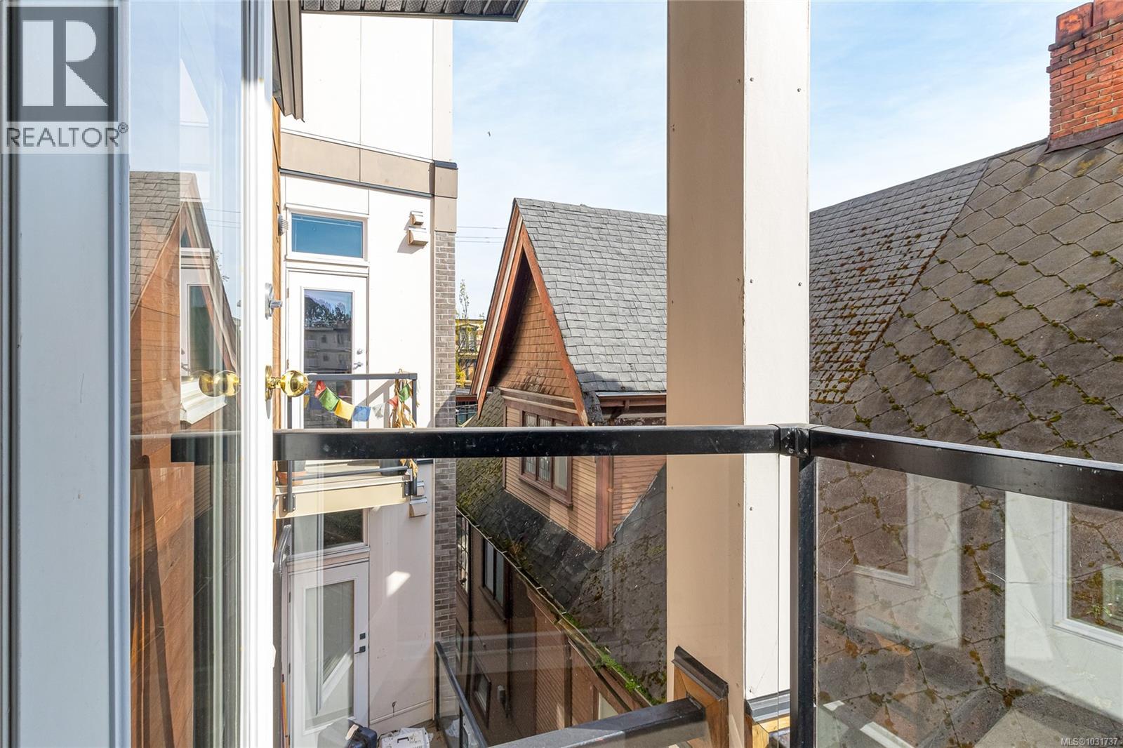 #305 1121 FORT ST - 18