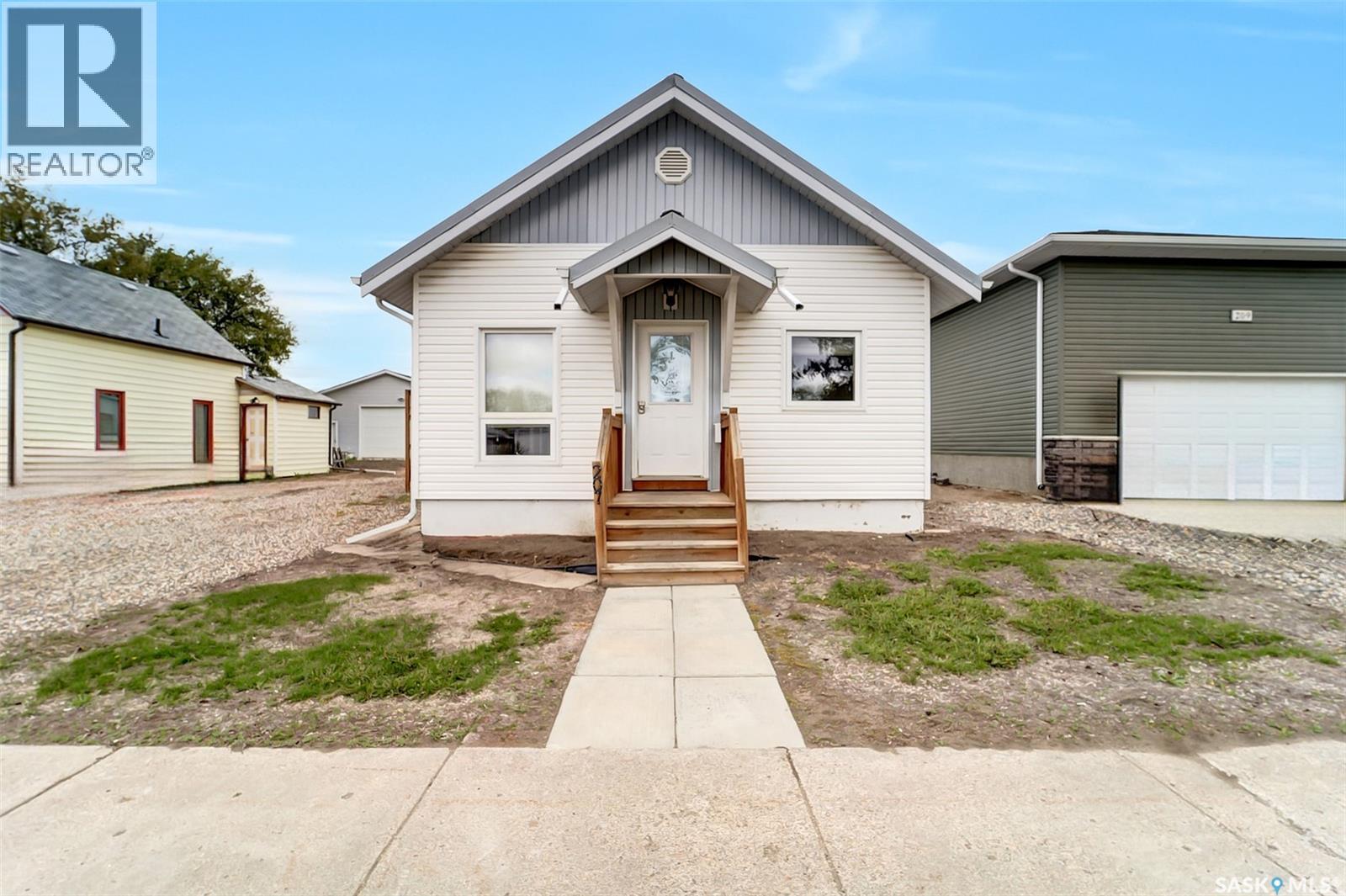 207 5th AVENUE E - 1