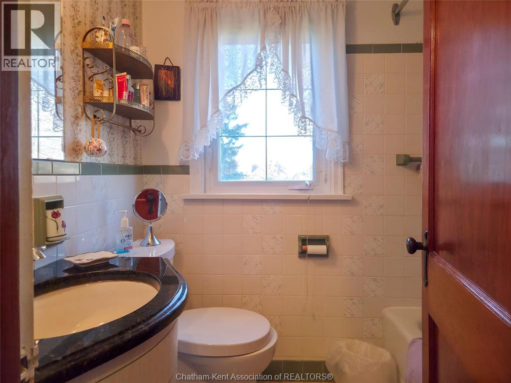 465 VICTORIA AVENUE - 39