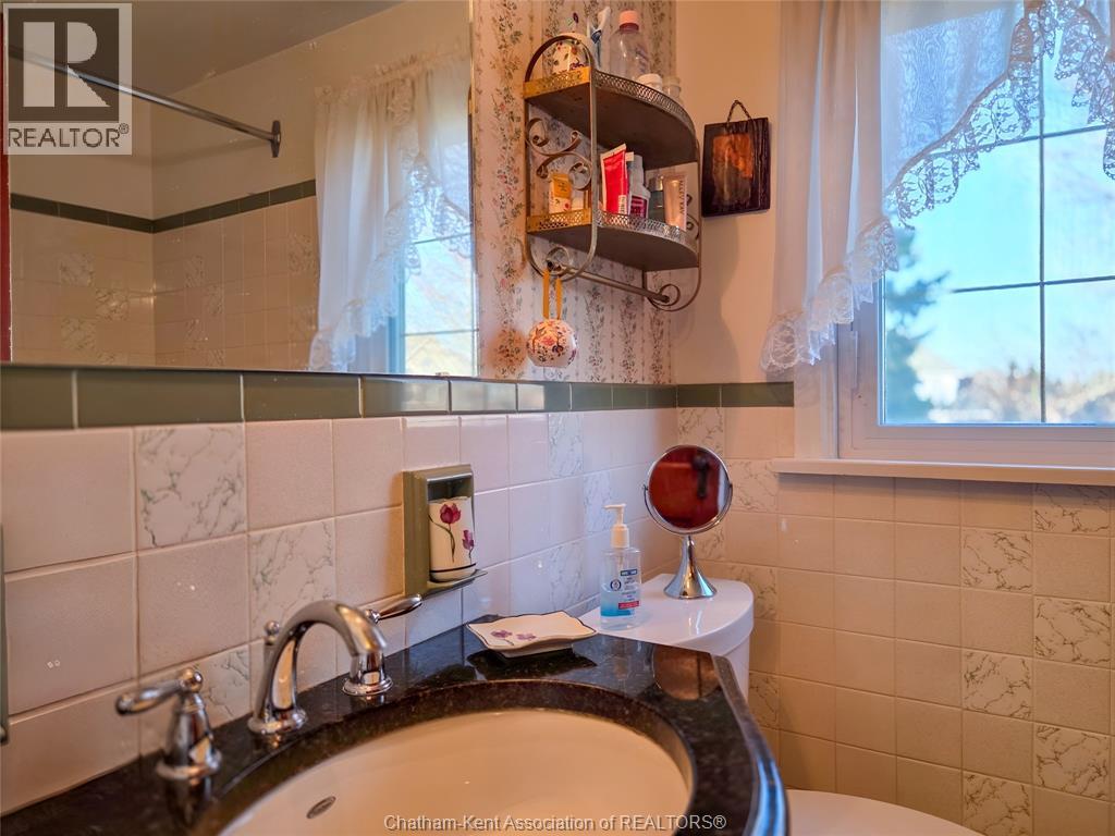 465 VICTORIA AVENUE - 40