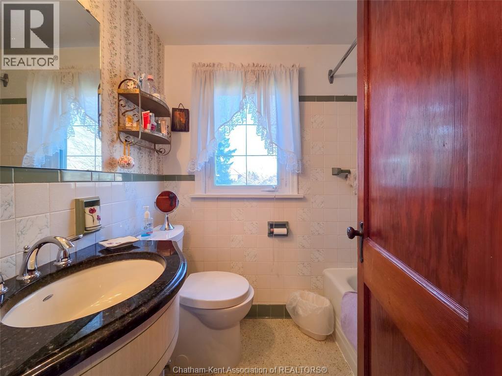 465 VICTORIA AVENUE - 41