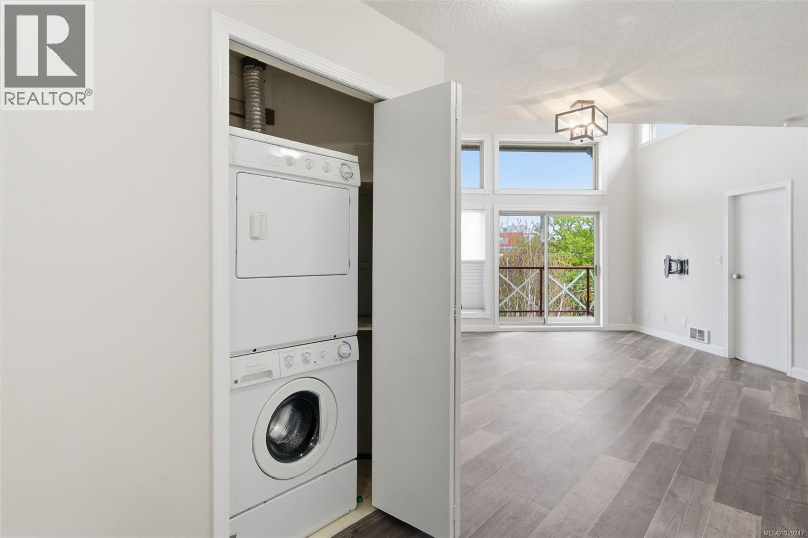 #408 2560 WARK ST - 15