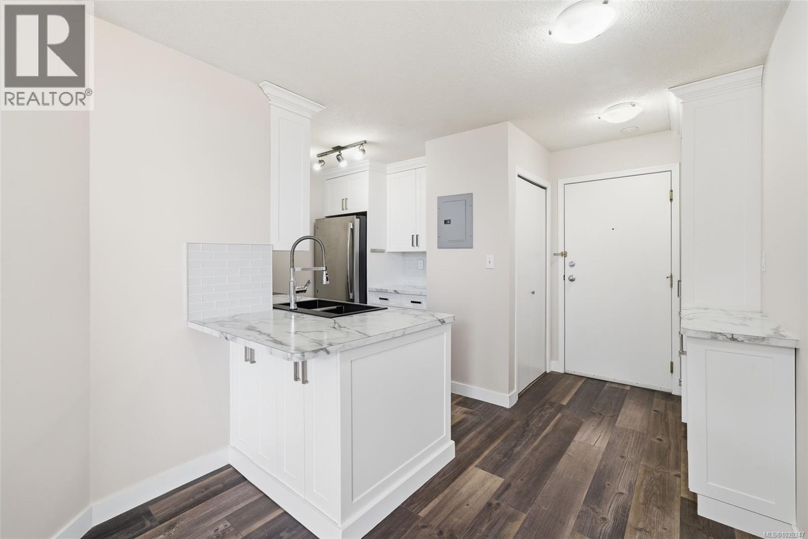 #408 2560 WARK ST - 5