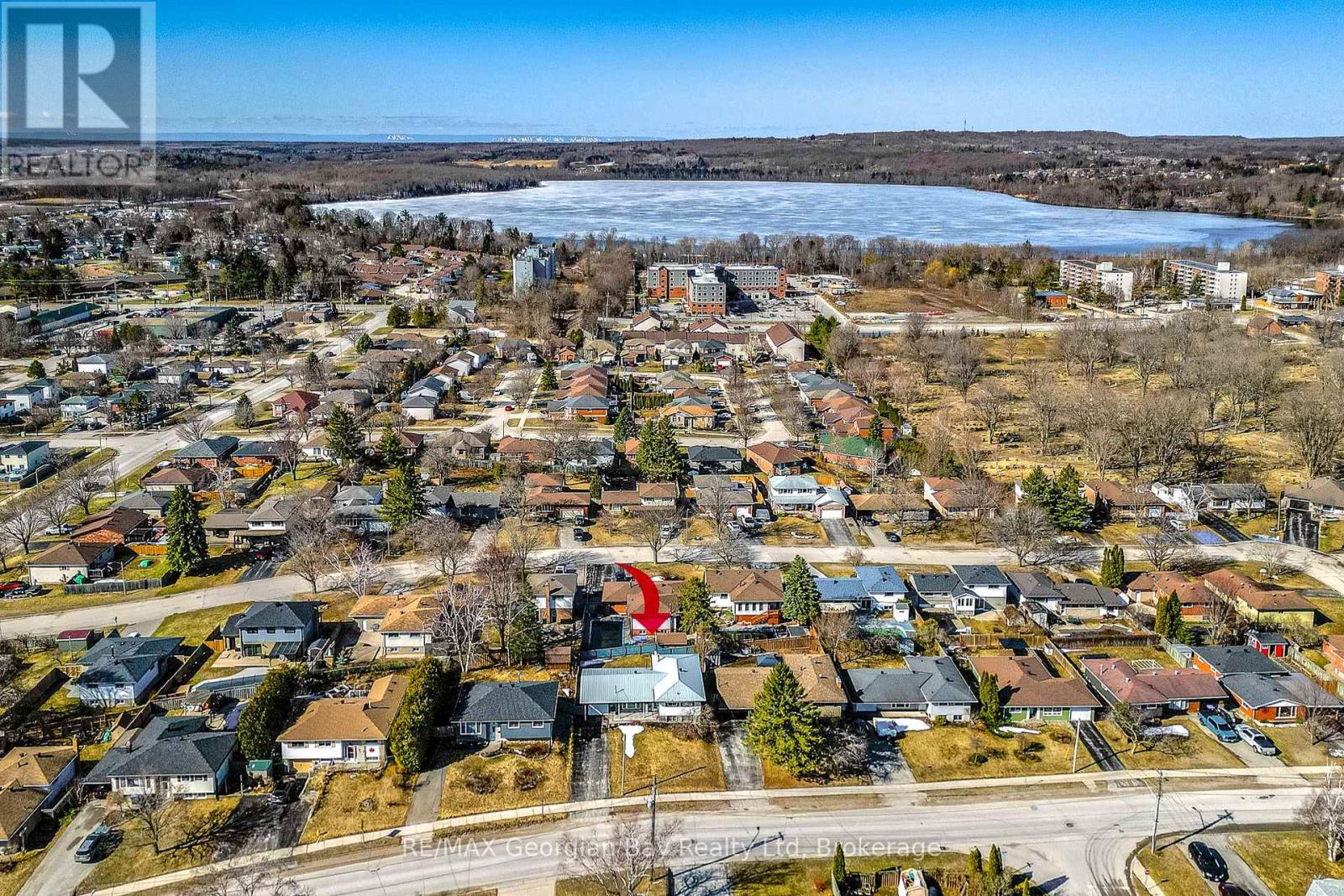 walking distance to little lake and park