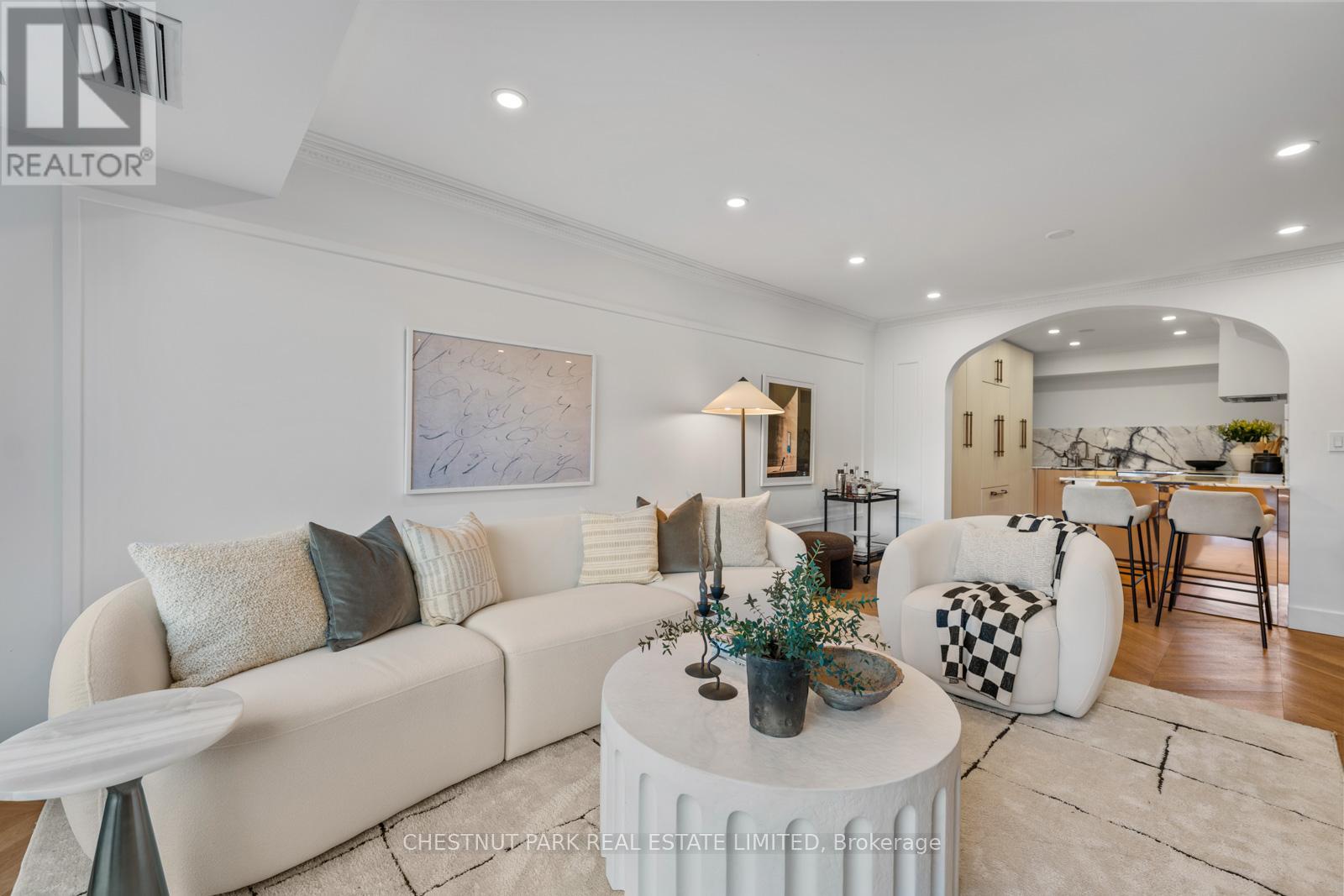 TH13 - 260 HEATH STREET W