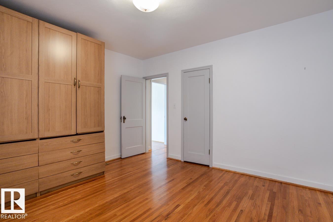 8736 76 AV NW - 29