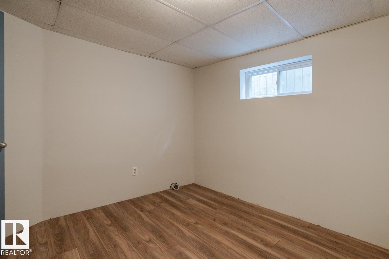 8736 76 AV NW - 35