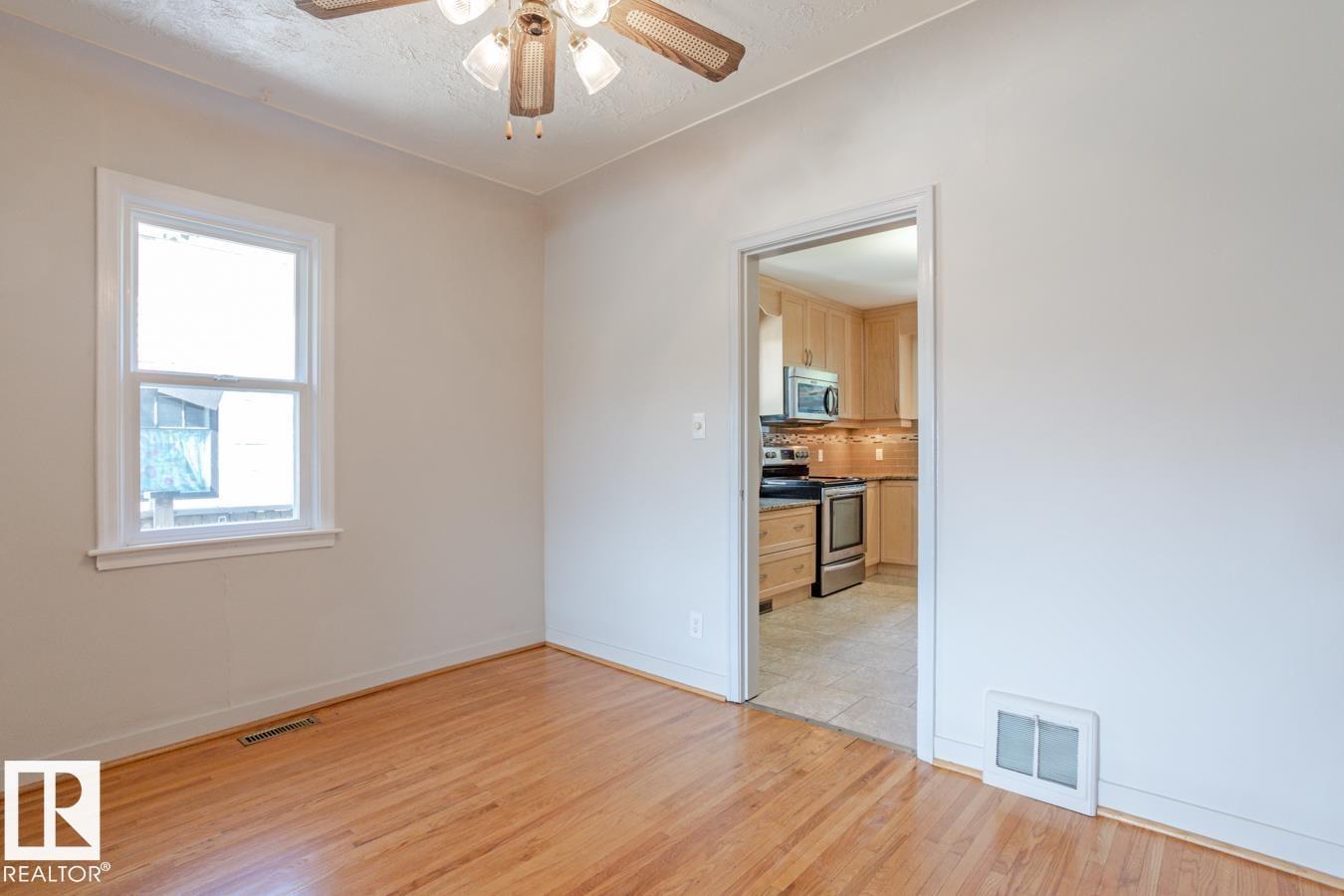8736 76 AV NW - 17