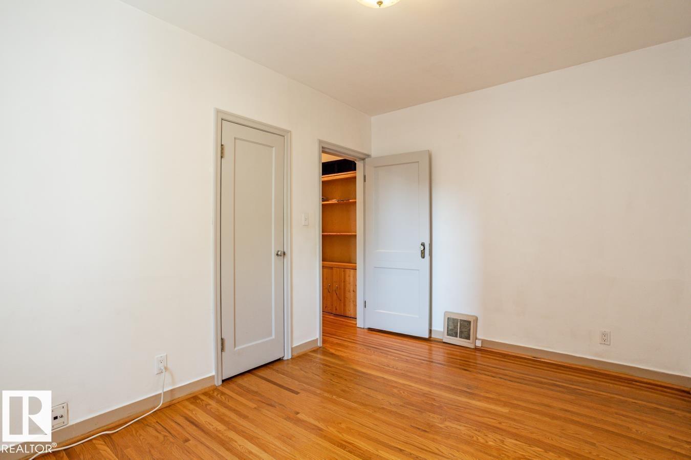 8736 76 AV NW - 27