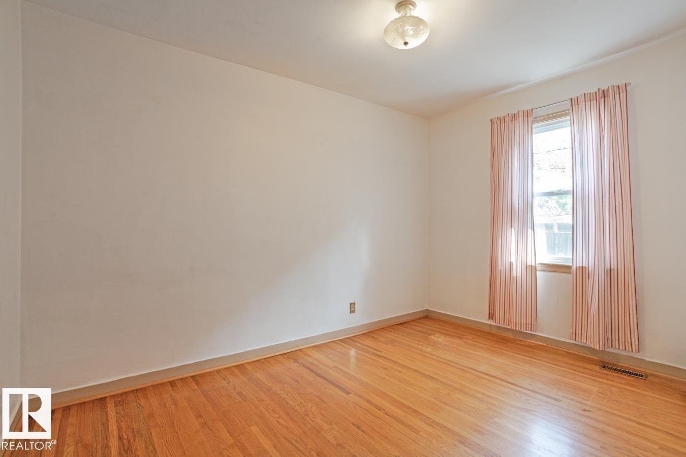 8736 76 AV NW - 26