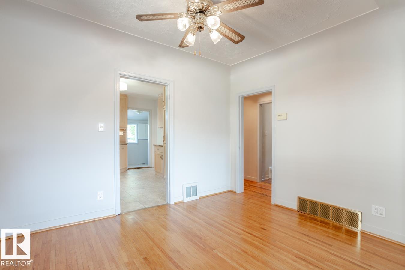 8736 76 AV NW - 14