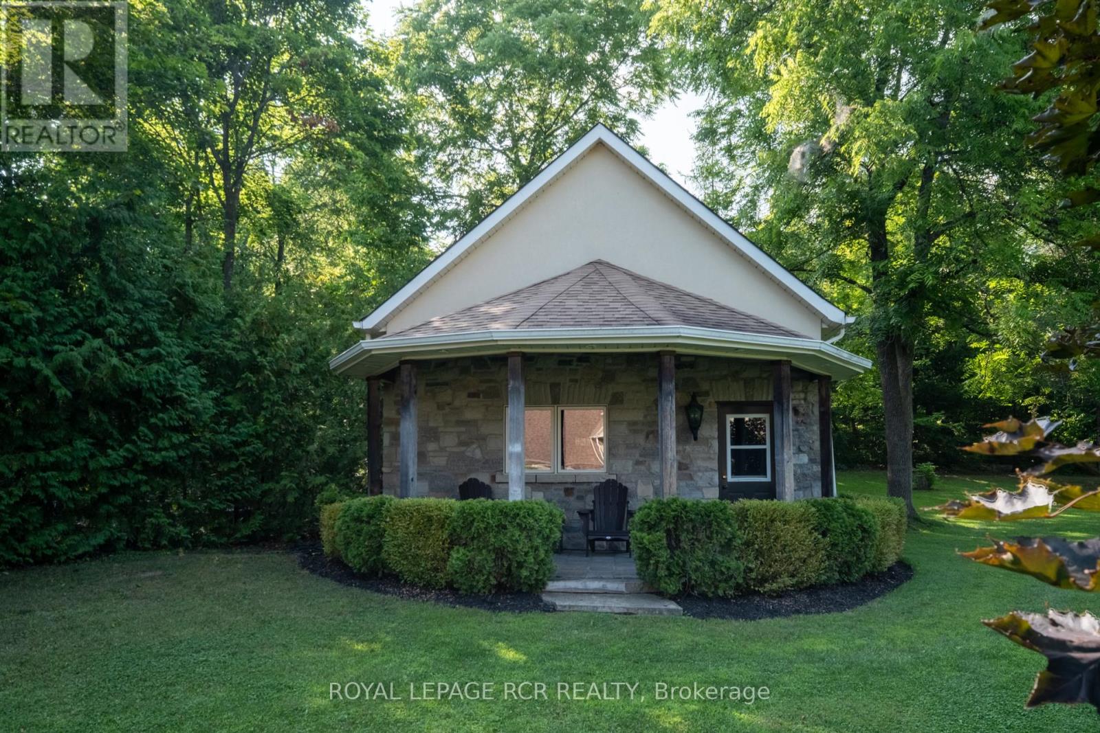 84 KENNEDY ROAD - 44