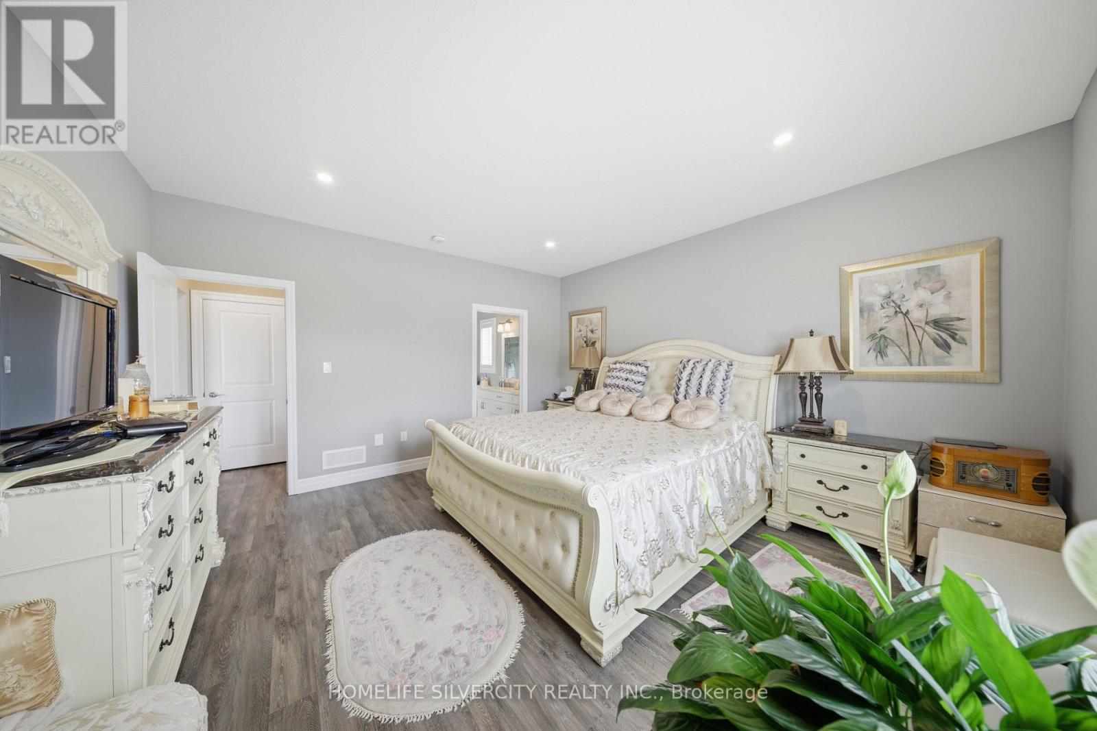 24 WINCHESTER CRESCENT - 23