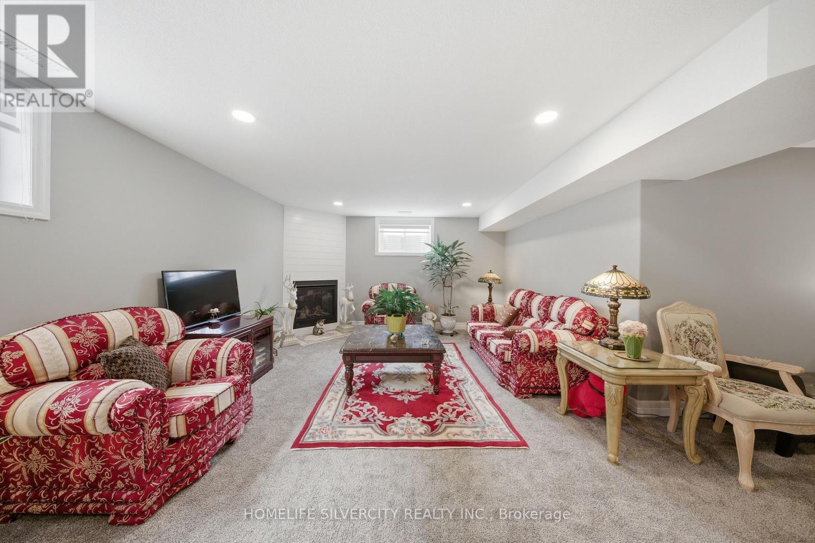 24 WINCHESTER CRESCENT - 27