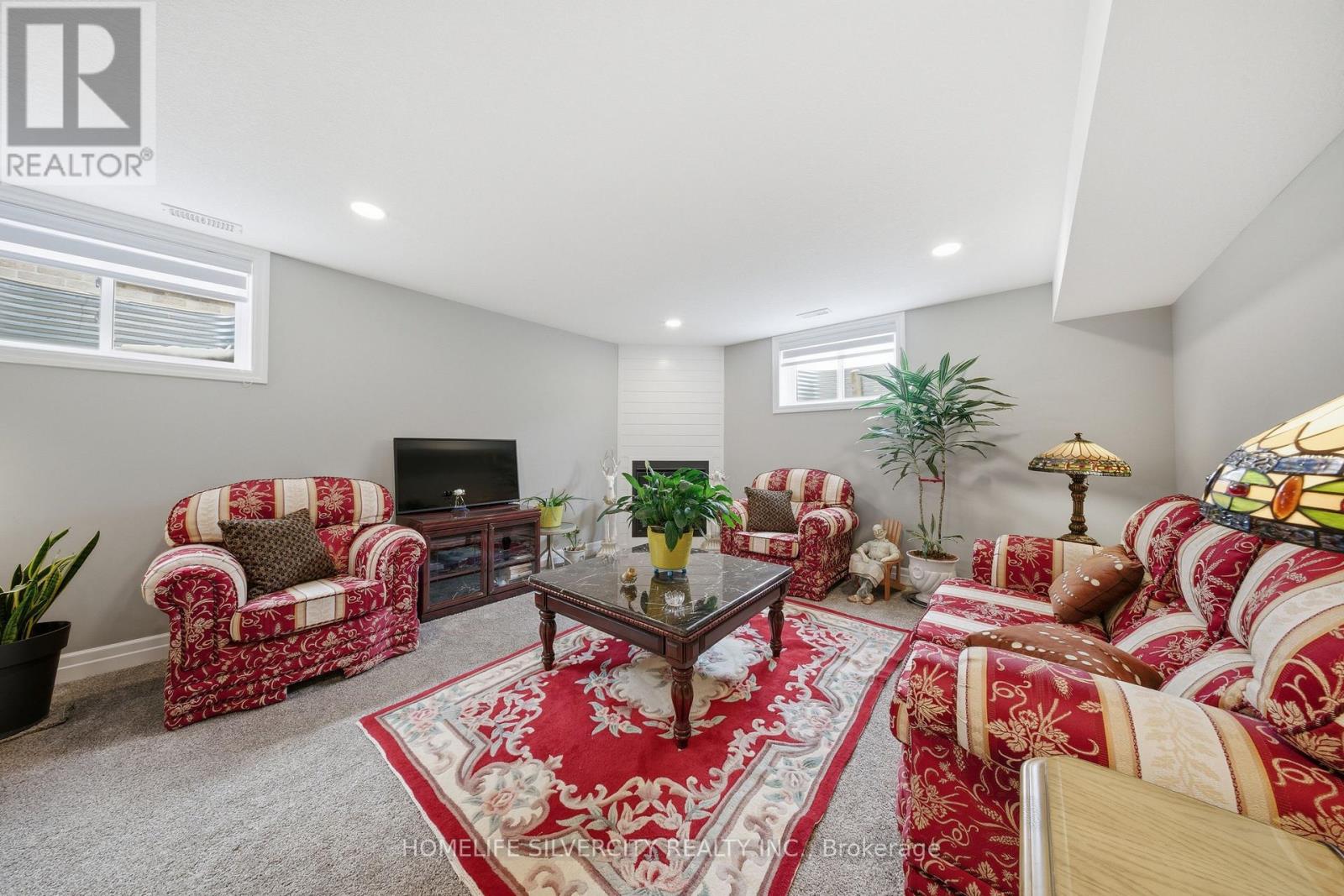 24 WINCHESTER CRESCENT - 28