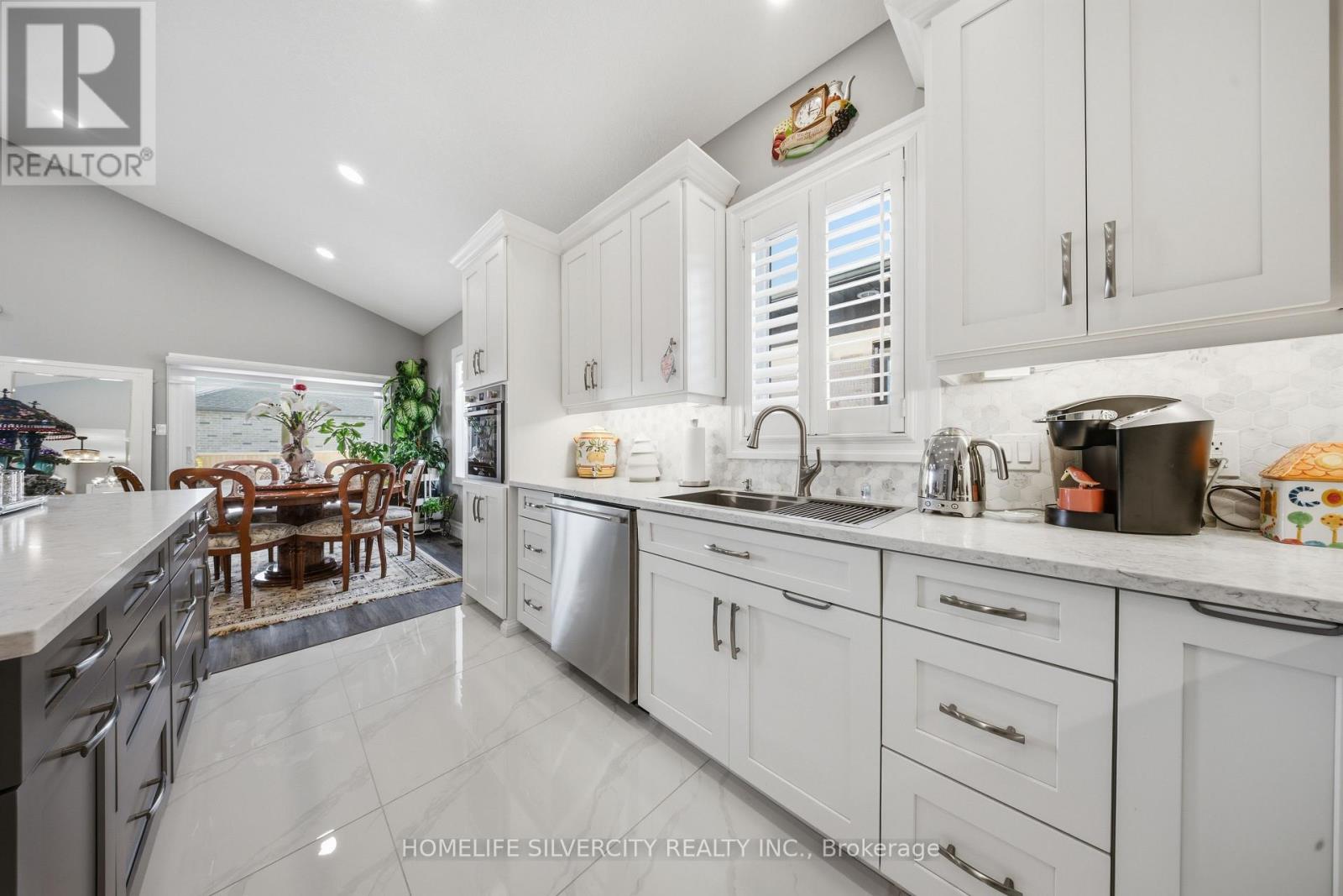 24 WINCHESTER CRESCENT - 14