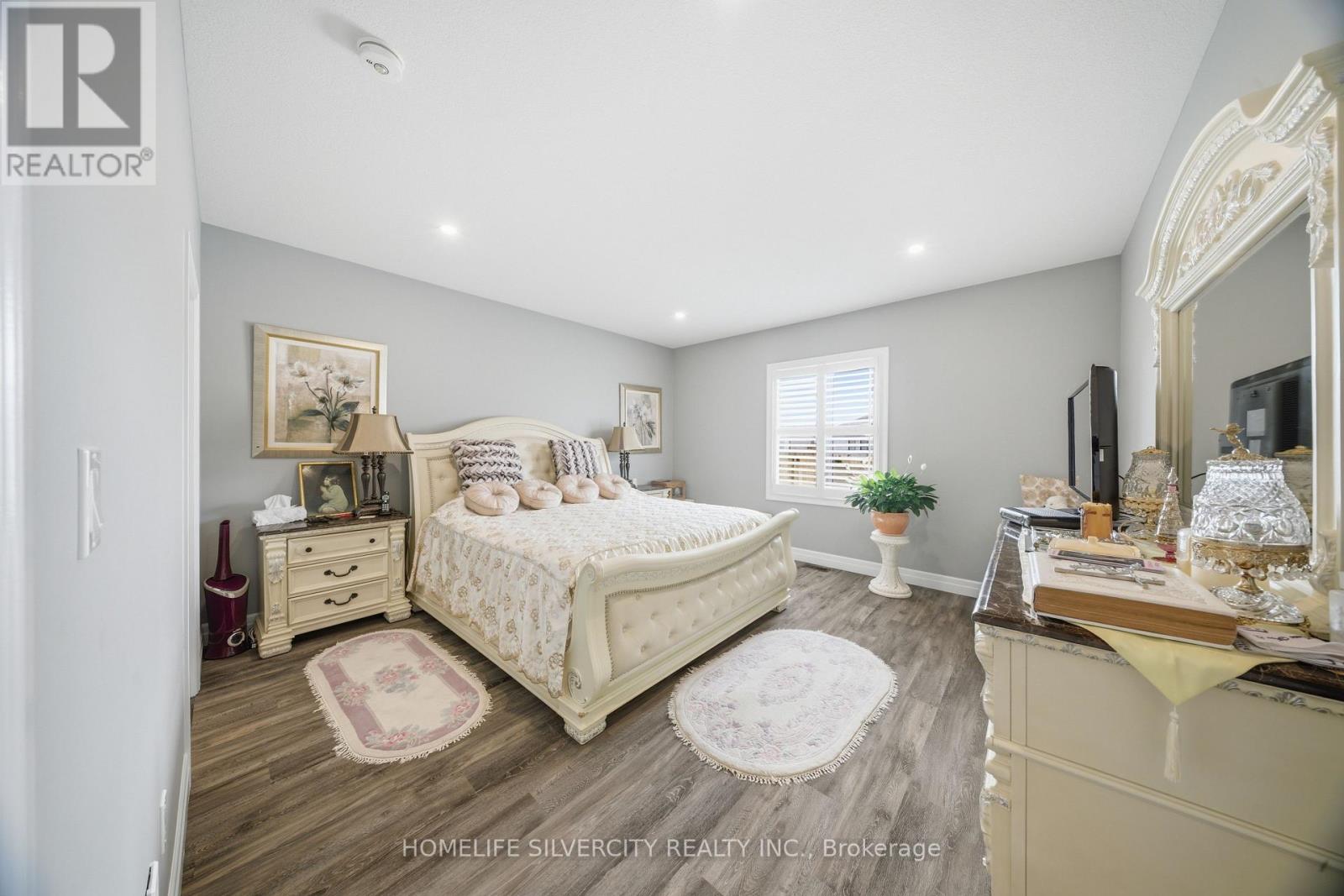 24 WINCHESTER CRESCENT - 22