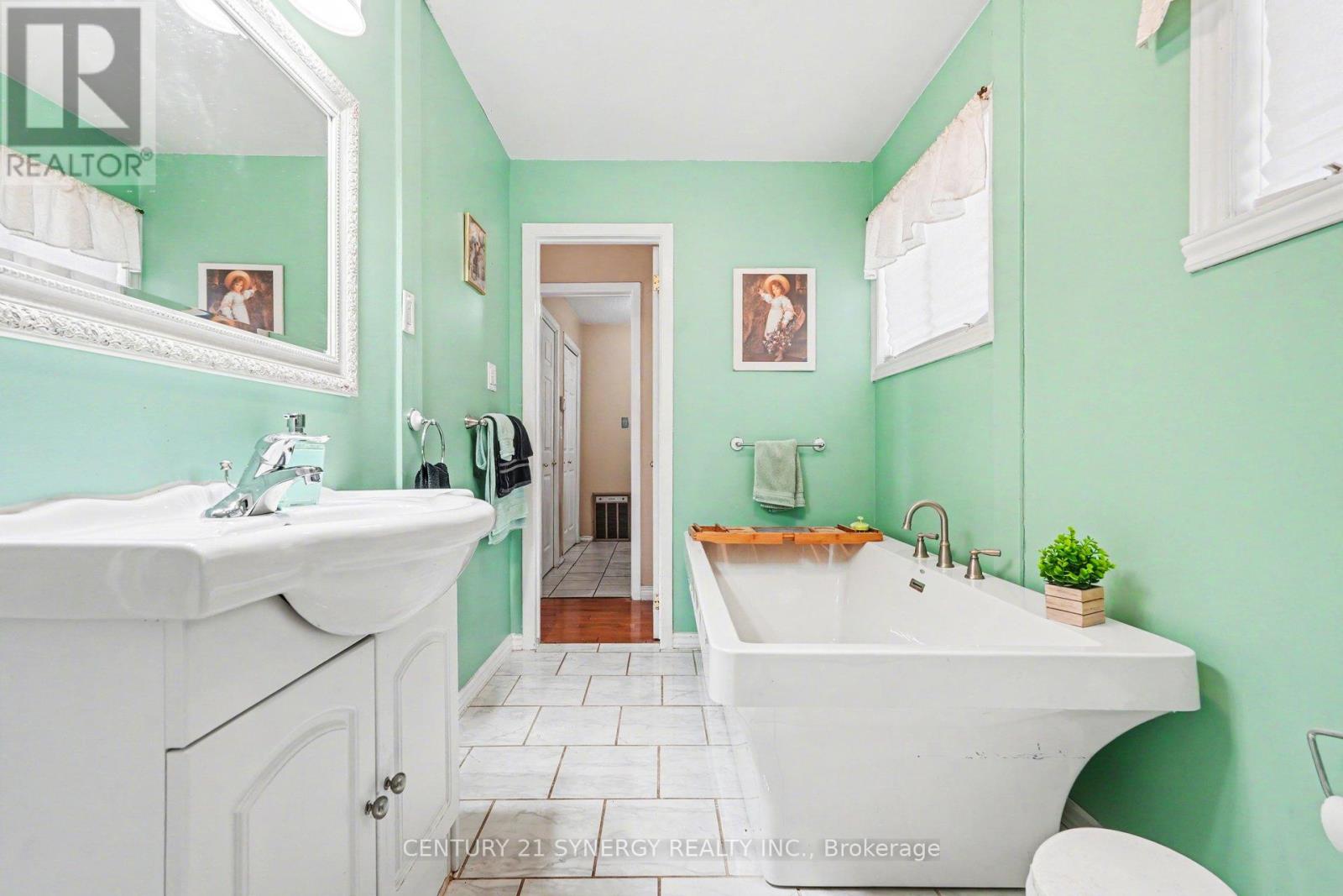220 HIGHFIELD CRESCENT - 24