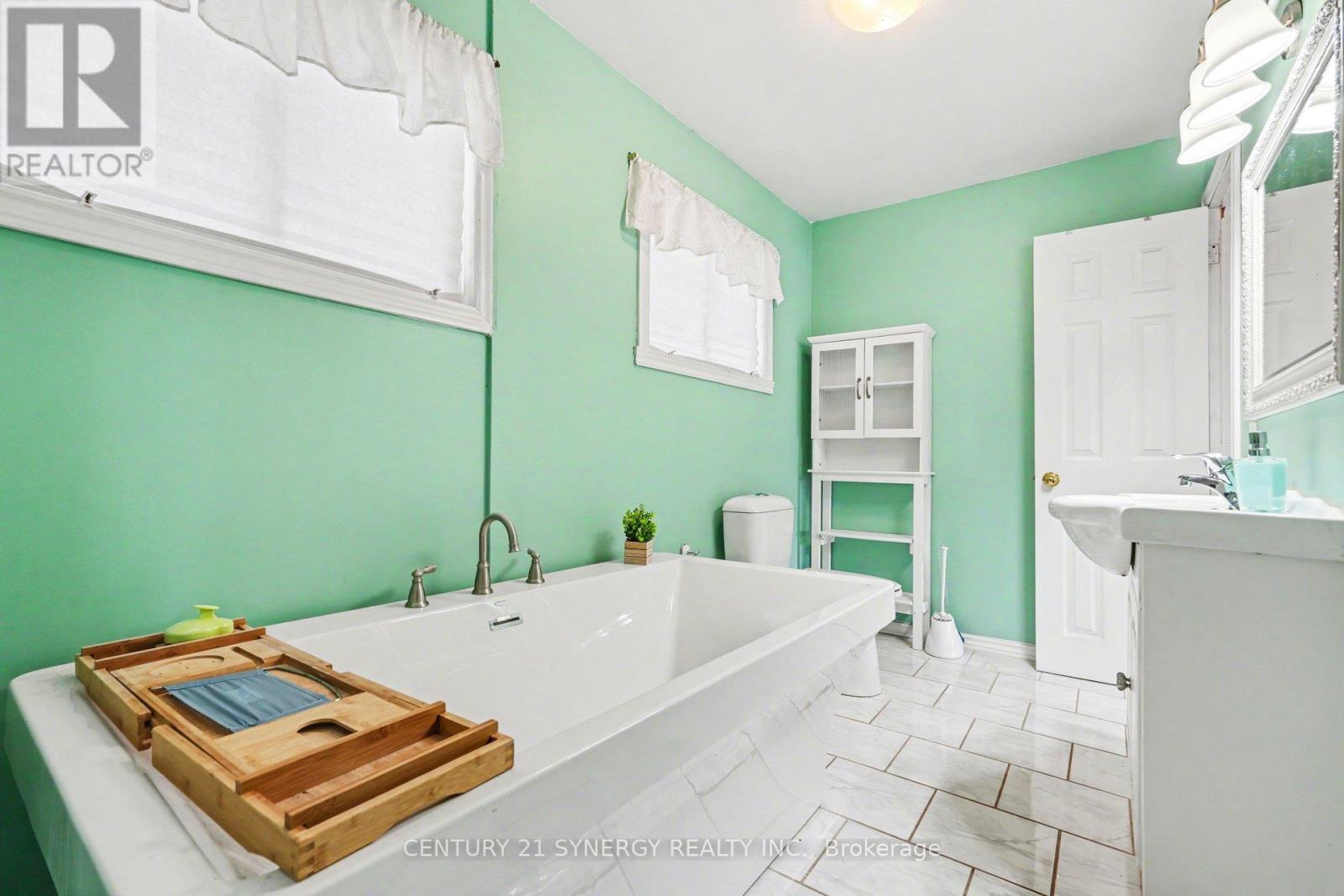 220 HIGHFIELD CRESCENT — photo 25