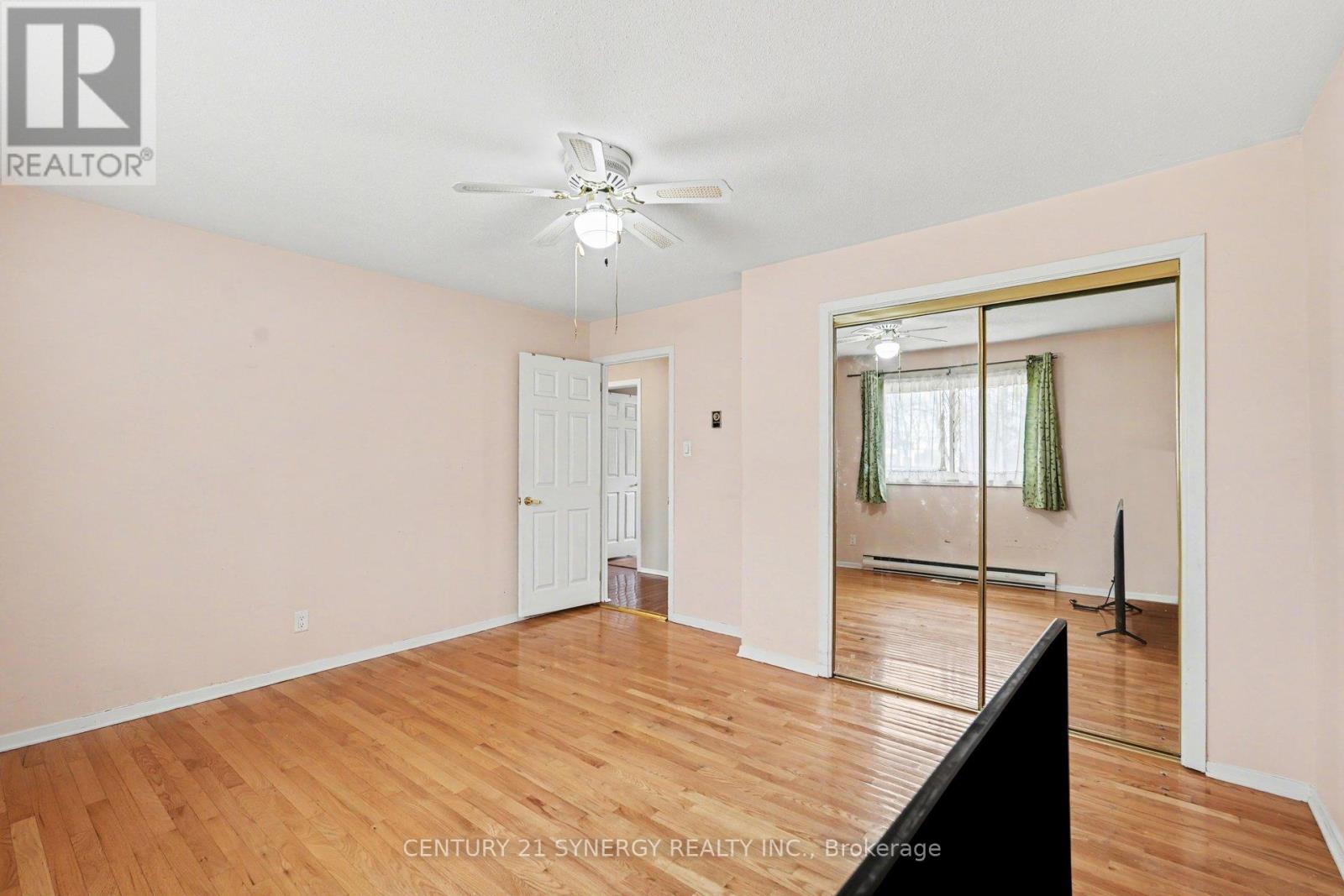 220 HIGHFIELD CRESCENT — photo 32