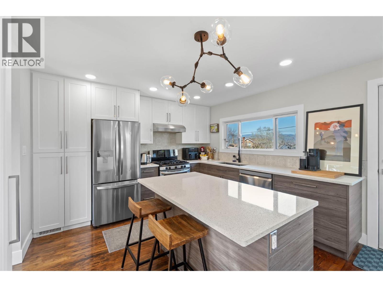 1054 DOMINION STREET - 3