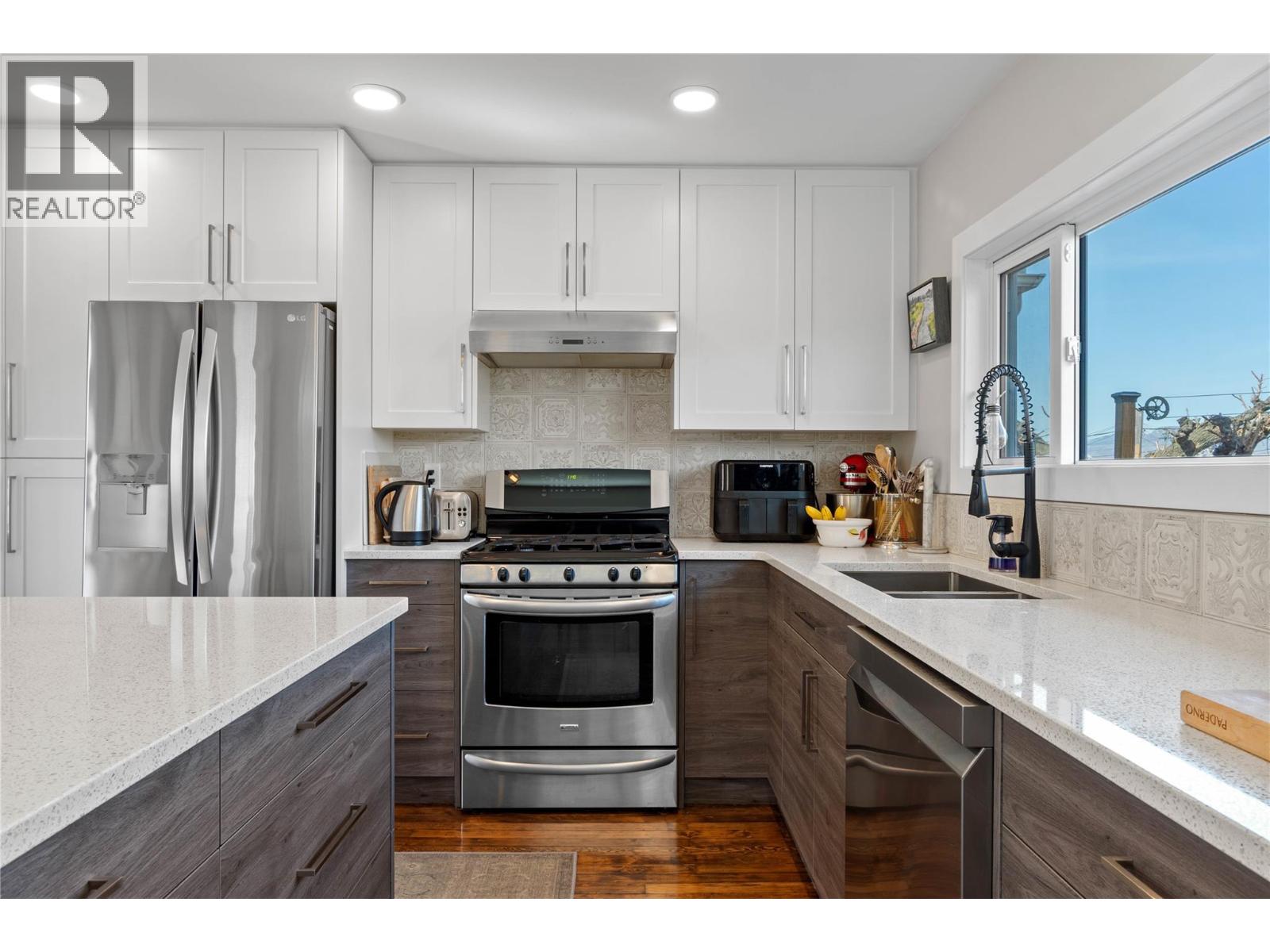 1054 DOMINION STREET - 4